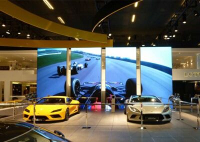 QledX ledscherm in Lotus showroom